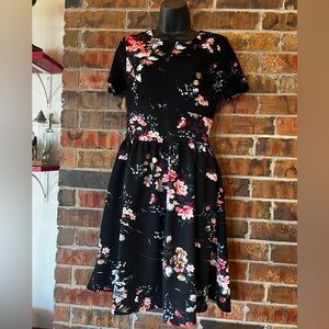 Yathon Women’s Black Floral Dress with pockets Size:M no material tag